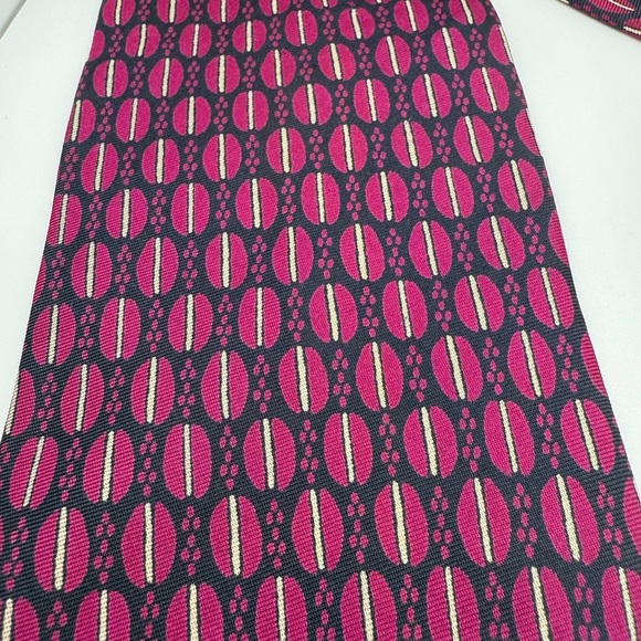Ralph Lauren Chaps 100% silk Pink and blue pattern Tie 4 in wide 60 long - Picture 1 of 8